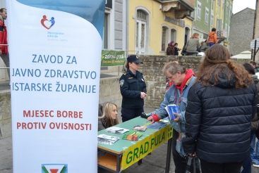 BACI DROGU U KOŠ  kampanja protiv bolesti ovisnosti Beži/Via, Pula 1.12.2015.