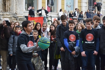 BACI DROGU U KOŠ  kampanja protiv bolesti ovisnosti Beži/Via, Pula 1.12.2015.