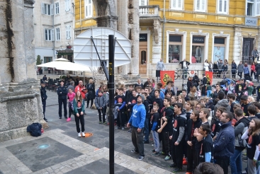 BACI DROGU U KOŠ  kampanja protiv bolesti ovisnosti Beži/Via, Pula 1.12.2015.