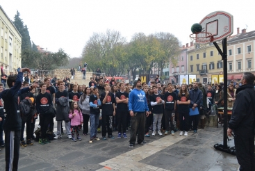 BACI DROGU U KOŠ  kampanja protiv bolesti ovisnosti Beži/Via, Pula 1.12.2015.