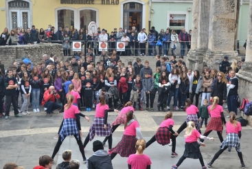 BACI DROGU U KOŠ  kampanja protiv bolesti ovisnosti Beži/Via, Pula 1.12.2015.